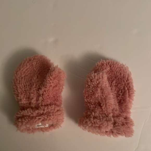 Carter’s Set of Fuzzy Sherpa Hat and Mittens, 12-24 M, pink. 3D ears on hat - Picture 7 of 17